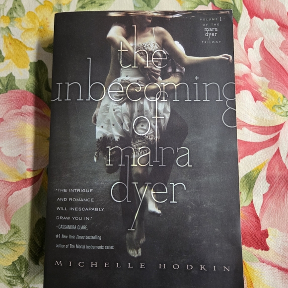 The Unbecoming of Mara Dyer Author: Michelle Hodkin - Picture 1 of 3